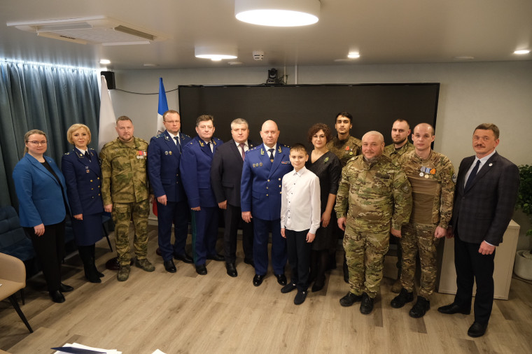 Заместитель Генерального прокурора Российской Федерации Алексей Захаров встретился с участниками СВО и членами их семей в г. Великий Новгород. Заместитель Генерального прокурора Российской Федерации Алексей Захаров встретился с участниками СВО и членами их семей в г. Великий Новгород.